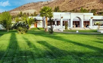 La imagen muestra el centro de eventos Santa Catalina de Chicureo (también conocido como Casona Larrain Chicureo), ubicado en Chicureo, Chile.