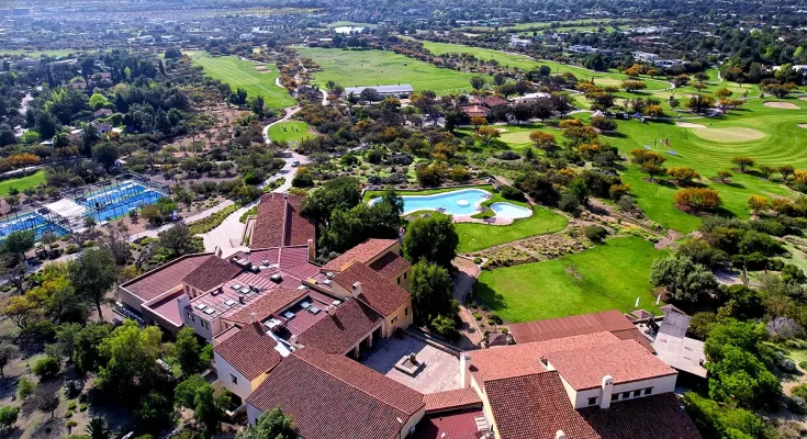 Vista aérea de Hacienda Chicureo Club, un exclusivo club social y deportivo de 250 hectáreas