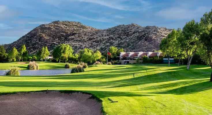 El Club de Golf Las Brisas de Chicureo, fundado en 1997, es considerado el club de golf más grande de Chile.