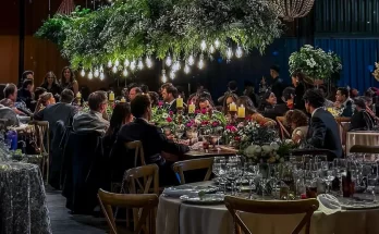 Salón de eventos cerrado de 625 m2 con capacidad para 400 personas distribuidas con amplitud y carpa hacia el exterior de 750 m2 para ampliar a 500 invitados más.