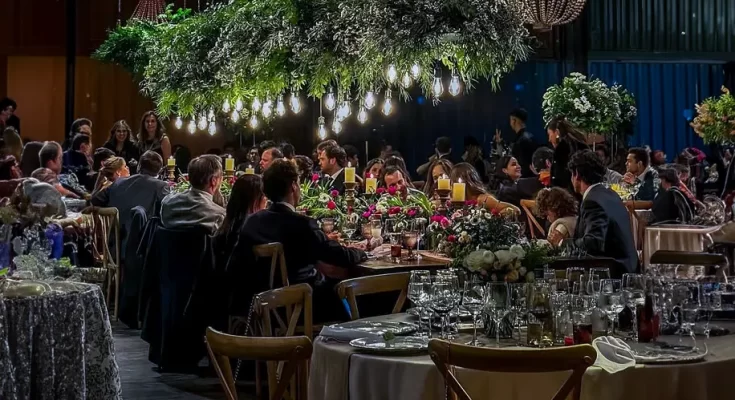 Salón de eventos cerrado de 625 m2 con capacidad para 400 personas distribuidas con amplitud y carpa hacia el exterior de 750 m2 para ampliar a 500 invitados más.
