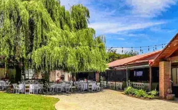 La imagen muestra el centro de eventos Ayres del Sauzal, ubicado en Chicureo, Colina, a pocos minutos de Santiago