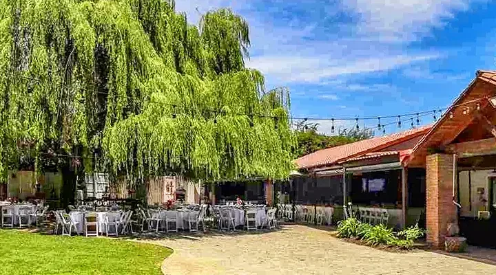 La imagen muestra el centro de eventos Ayres del Sauzal, ubicado en Chicureo, Colina, a pocos minutos de Santiago